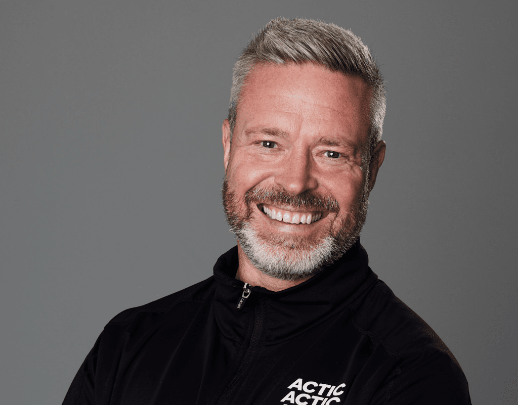 Profilbild av en man som representerar företaget Actic med ett stort leende