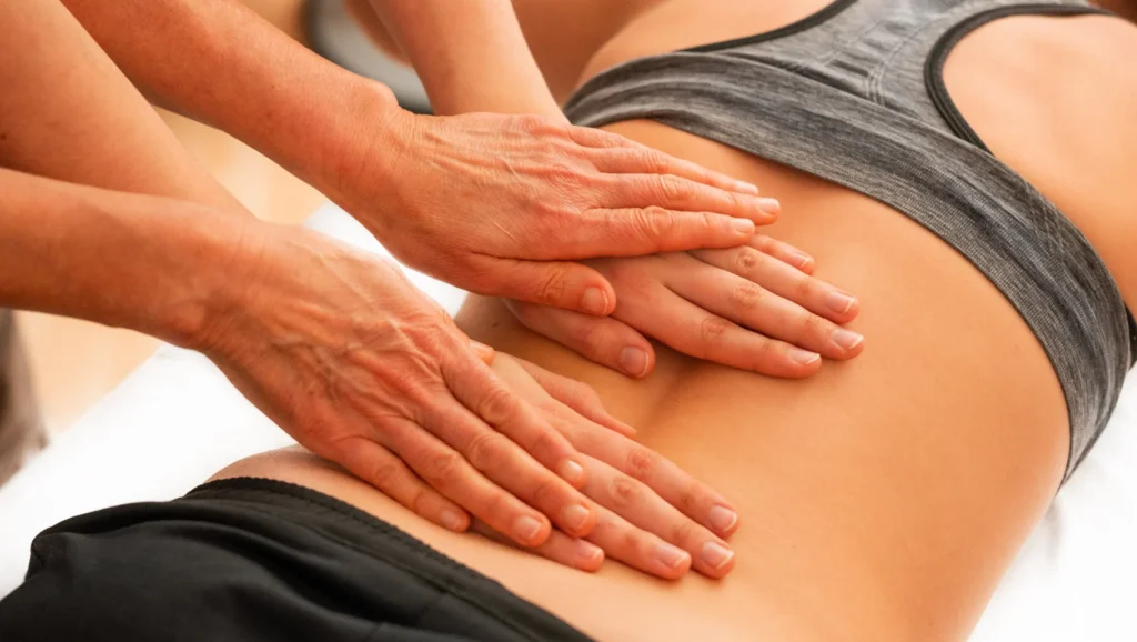 Person på mage som får massage av fysioterapeut