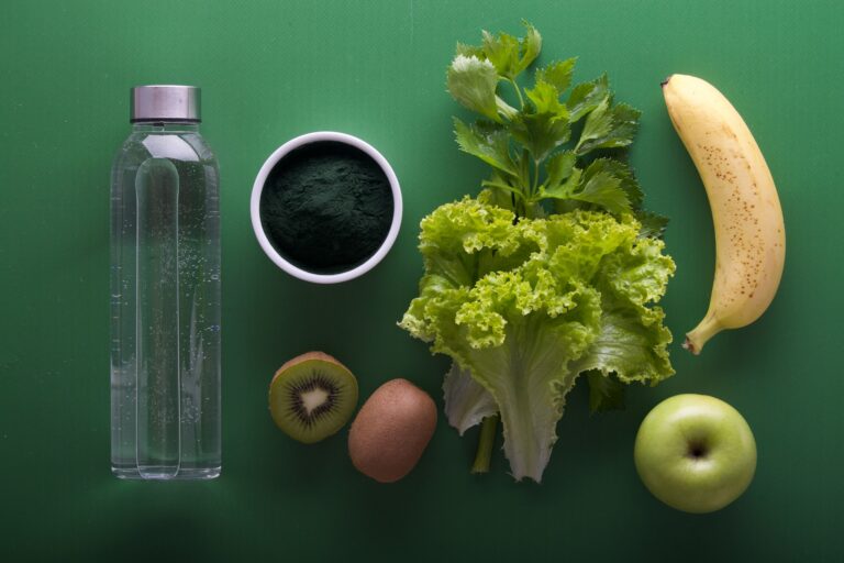hälsosam mat som frukt och grönt samt vatten